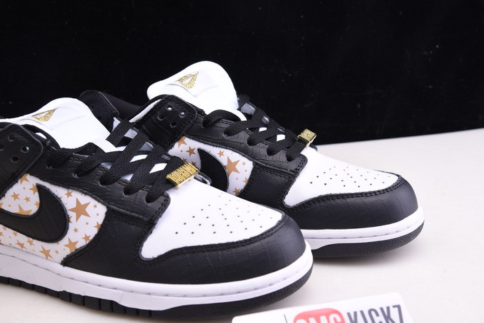 Supreme X NIKE SB DUNK LOW WHITE/METALLIC GOLD-BLACK DH3228-102