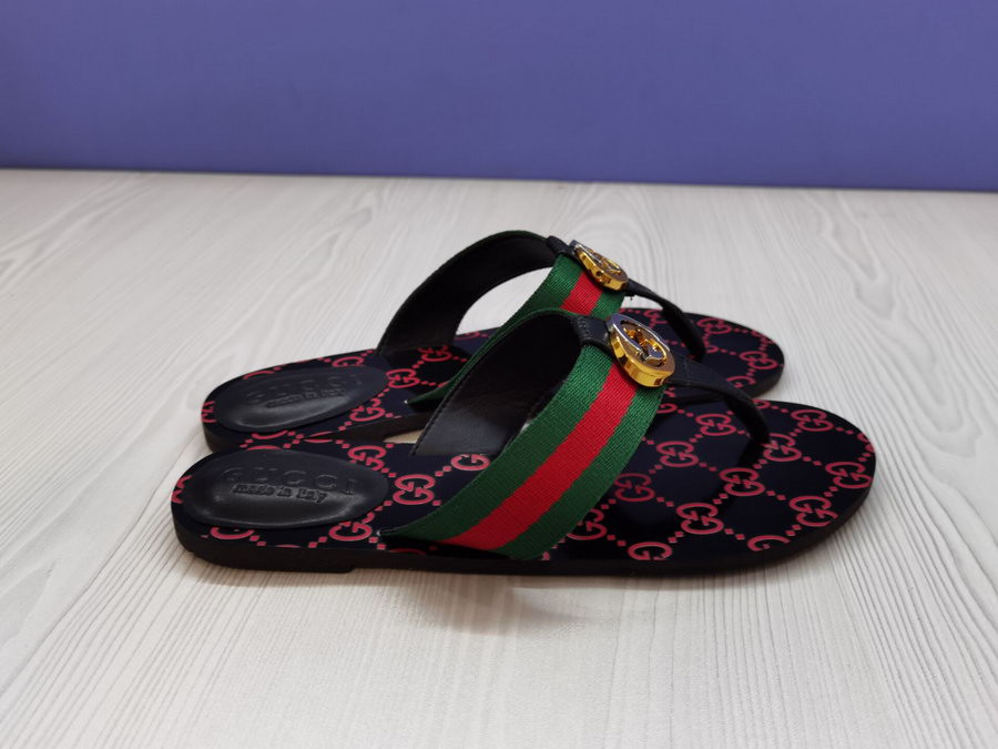 G*u*i sandals